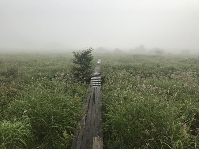 翌日、早朝出発して一切経山へ。登山口の浄土平が近づくにつれ霧雨がひどくなってきました。<br />駐車場で30分ほど様子を見て、何とか雨は収まったので出発しました。