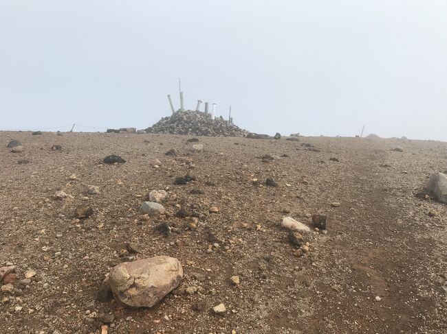 登り始めて１時間半、霧の中の頂上に到着