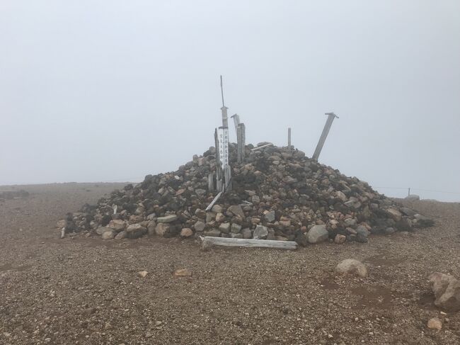 頂上に一切経を埋めたという言い伝えがあることから名づけられた一切経山、1949m