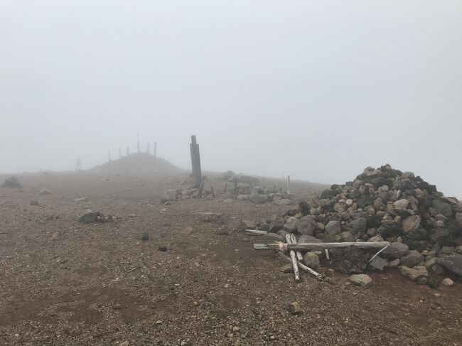 荒涼とした賽の河原のような風景です。晴れていれば眼下には別名魔女の瞳と呼ばれる五色沼があるはずなのですが・・・