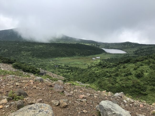 霧が晴れて一瞬でも魔女の瞳が見えないかしばらく待っていましたが、あきらめて下山を始めました。雲が切れて鎌沼が見えてくると、頂上からほぼ一緒だったお兄さんはひょっとしたらと思ったのか、折り返してもう一度頂上へ向かっていきました。見えたのかな～、見たかったな～