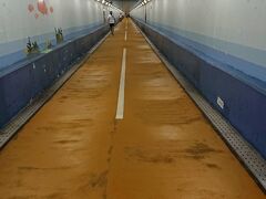 関門人道トンネル
関門海峡の地下を通る歩くトンネルなんて大したものです。
