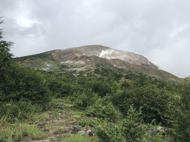 噴煙を上げる一切経山を振り返って