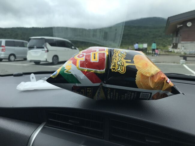 浄土平の駐車した車に戻るとおやつの袋がぱんぱんに膨らんでいました。標高1600m、結構空気が薄いようです