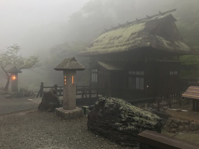 茅葺き屋根の湯小屋がいい雰囲気