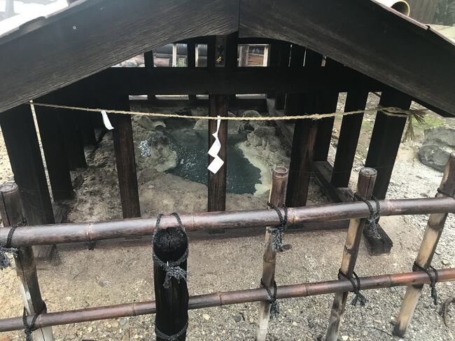 湯小屋の隣に湧く源泉