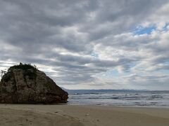 みんなあの岩に向かって、バリケードぎりぎりの所の砂を掘ってもらってました。

ここで砂をもらい出雲大社へ持っていって、お清めの砂と交換するんです。