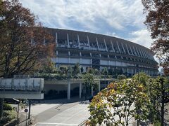 今日は新国立競技場見学。
現在、オリンピック後の原状回復工事中ですが、工事がお休みになる日は、スタンドに入ることができます。

たまたま、新国立競技場のＨＰを見てそのようなイベントをやっていることを発見。予約開始は確か５日前から。
予約開始は深夜０時。ただ、サイトにはすぐつながり、そして予約できました。

このスタジアムとは違いますが、見に行く予定だったこの夏。少しでもオリンピック気分を味わうことができるでしょうか。