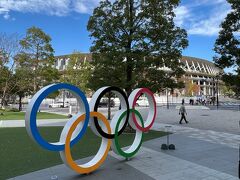 なんとオリンピックマークと競技場の両方を撮影できるところがありました。

国立競技場の敷地の向かいにある「Japan Sport Olympic Square」というところです。JOCの事務所も入っているビルがありますね。