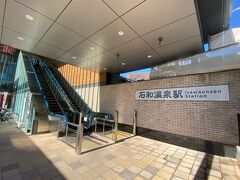 駅前広場に降りて