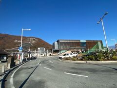 駅の背後の山は紅葉していました。