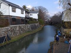 近江八幡らしさがつたわる八幡堀。八幡堀とは八幡堀は、安土・桃山時代に豊臣秀次の八幡山城居城のもと、城下町が栄える原因となった町の人口水路です。近江商人の発祥と発展、そして町の繁栄に八幡堀は大きな役割を担い、江戸時代後期においてはは近江国の中では大津と並ぶ賑わいを見せたとされています。（滋賀・びわ湖観光情報参照）町は大阪と江戸を繋ぐ重要な交易地として発展しており、堀沿いには裕福な豪商たちの白壁の土蔵や旧家などが建ち並んでいます。八幡堀を含む旧市街地約13.1ヘクタールは、「近江八幡市八幡」の名称で重要伝統的建造物群保存地区として選定されています。（Wikipedia参照）