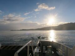 3日目は自宅より出発の日帰り旅行です。
再び新大阪駅より始発の新幹線にて広島駅へ向かい、
在来線に乗り換えて宮島へ向かいます。
宮島へ向かうフェリーは2つあり、どこでもきっぷで乗ることができるのはJRのフェリーのみですので要注意です！

朝から雨が降ったり止んだりの不安定なお天気でしたが、
フェリーに乗っている間は晴れていましたので、
デッキへ出て朝日を眺めながら宮島へ向かいました。