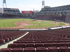 この日は少年野球チームが試合していました。
座席が赤くて可愛らしいです。
全体的にもこぢんまりとしていながら開放的で素敵な球場です。