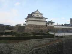 マツダスタジアムの後は、再び広島駅へ戻り新幹線で福山駅へ移動します。
福山駅は福山城の真横にありますので、ホームからお城が見えます。