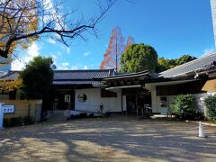 こちらの前に駐車場が空いていたので停めさせてもらいました。下のところは1時間600円でキャピトル東急は3000円以上で1時間無料です。
こちらはなんと空いていればタダでした。