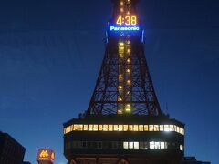 札幌のテレビ塔には登ったことはありませんが、今回は「ホワイトイルミネーション」が美しいので、後で見に来ることにしています。