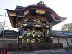 唐門
国宝です
修復が終わったばかりなのでとてもきれいでした