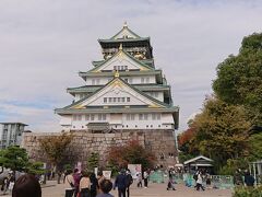 大阪城天守閣の外観。立派。