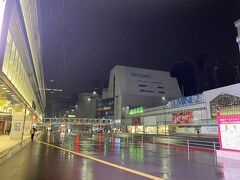 午前6時の新宿駅です。
日の出が6時50分なので外はまだ真っ暗で、小雨も降っています。