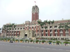 台湾総統府。
日本の国会議事堂と同じく、建物の前に留まることは許されません。
それを知らずに写真撮影しようとして警備員に笛を吹かれたのは私です。
