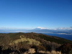 バス停から10分弱で金冠山に登頂。駿河湾越しに富士山が見えました。