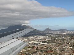 約2時間のフライトでケープタウン国際空港に到着です。
テーブルマウンテンが見えます！