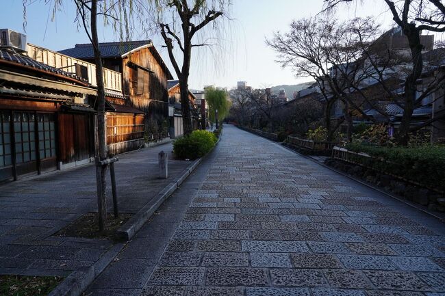 白川に架かる大和橋を渡り、白川筋に出た。朝と言うこともあり、人影は無い。やはり、この時間に訪れて正解であった。白川筋と呼ばれる白川南通は、戦後に造られた道で、以前は町屋が建ち並んでいた場所である。