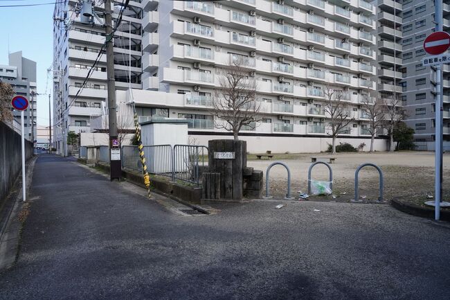 壬生寺から南へと歩いて行く。五条通を越え、さらに歩いて行くと、京都中央市場青果卸売協同組合の敷地の北側に、朱雀大路跡の碑があった。昨日観た羅城門跡から続き道の跡で、幅は約84mもあったそうだ。道の脇には、天皇家の別邸である朱雀院や貴族の邸宅、迎賓館である東西鴻臚館が建ち並んでいたそうだ。平安京の中心であったその道も、今では市街地に飲み込まれ、跡形も無い。