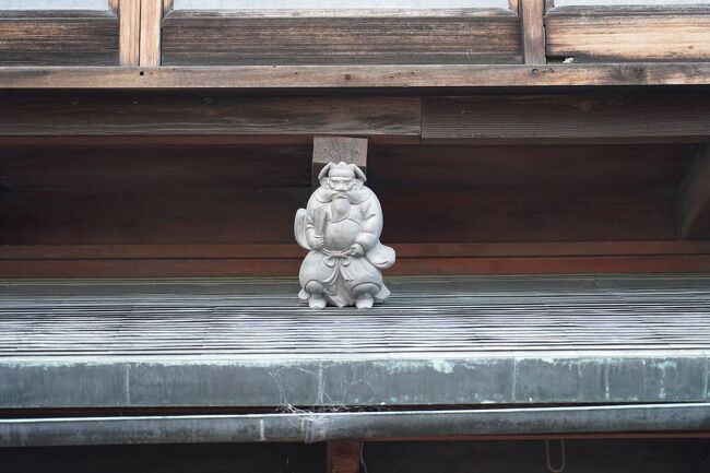 遊郭内に建つ古い町家には、軒下に鍾馗さんが祀られている。通常は、鬼瓦の向いに据えられるのだが、瓦屋根の民家が減った今日では、向かいに鬼瓦が無くなり、ある意味、その意味を無くしてしまっている。