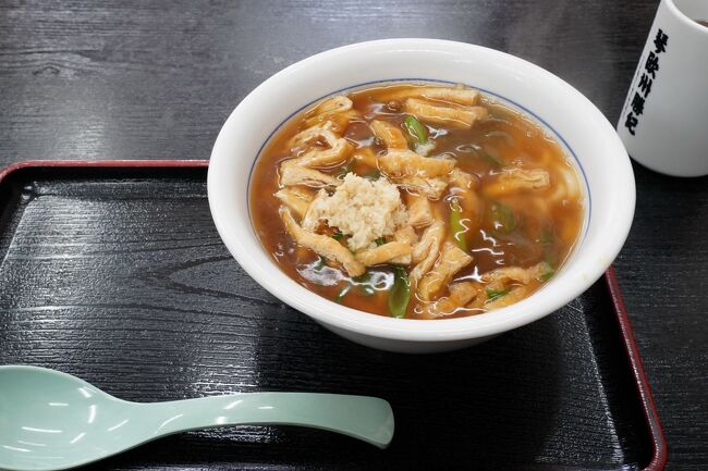 その七条の辻に、京うどんの店があったので、そこで昼食とした。関西では、たぬきは油揚げが載っていると聞いていたが、餡かけとは知らなかった。京都では、これが普通なのだろうか。細めのうどんなのは良かったが、柔らかすぎて食べづらかった。やはり、うどんは稲庭が一番である。