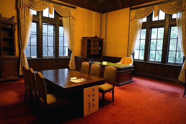 二階へ上がると、旧知事室が公開されていた。豪華な暖炉などが設けられているが、思ったよりは簡素な造りであった。旧府庁舎は、明治37年に建てられたものだが、現在も執務室として利用されていて、日本最古の庁舎となっている。