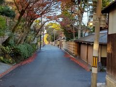 青い空にまだ少し残っているカエデ（紅葉）の紅葉
素敵な通りです。

この先右が今朝のお目当てのお店【瓢亭別館】です。

手前の閉まっているところが瓢亭になります。