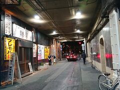 阪急の高架下の通り。ムードあり。
居酒屋「勝男」を発見。