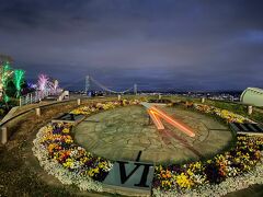 淡路島を高速でひたすら走り、淡路ハイウェイオアシスへ。ここは目の前に明石大橋があり、神戸側の街の夜景も楽しめるためカップルおすすめのスポットでした。