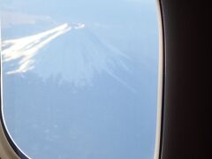 進行方向左側に富士山が見えます、というアナウンスがあり、撮らせていただきました。

短いですが富士山動画もあります。
https://youtu.be/R4Kyj507Wf4