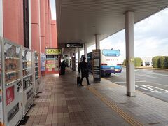 さて、空港を出て左。
バスチケット売り場を目指します。
空港リムジンで長崎新地まで向かいます。