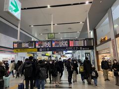 18日の大阪駅構内です。約半世紀振りホームに降り立ちました。多くの店も駅内に在り、すごく変わっています。