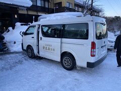 福島駅から約40分で、安達屋旅館さんに到着致しました。路線バスに乗れなかった方々が私たち含めて全員乗りましたので満席でした。それでも乗れない方々がいらっしゃいましたので、続行のマイクロバスが出ていました。

送迎していただき本当に助かりました。
感謝申し上げます。