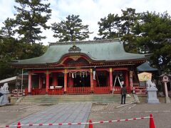長田神社（拝殿）201年､神功皇后が三韓を無血平定された帰還中にお告げを受けて創建された。皇室・武門の崇敬が厚く、神戸発展の守護神です。お正月の飾り付けをしていました。