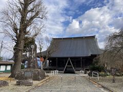 次の列車の出発時間まで約一時間。聞名寺まで歩きました。