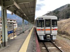 山間の猪谷駅。JR西日本→JR東海の境界駅になります。