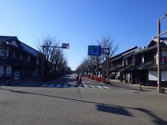 12月23日
岡崎から高速を使って1時間40分ほどで彦根につきました。「夢京橋キャッスルロード」に3時間500円の駐車場があったので、そこに停めて散策を開始しました。「夢京橋キャッスルロード」は彦根城の南西に伸びていて、江戸時代の城下町を再現したレトロな通りでした。