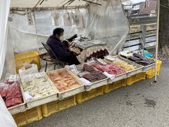 朝市にはいくつもお漬物屋さんが出ていますが、こちらでカブの甘酢漬けやら大根のピリ辛やら、いくつも買わせていただきました。荷物になるのがいやなので、郵便曲までレターパックライトを買いにゆき、ポストから投函。
我ながらなかなかいい案だと思いました。
これからの旅、レターパックライトを持ち物に加えます。
*レターパックライト＝専用ケースで、A４サイズ、厚さ3CM、重さ4キロまでのものをポストから送れます。送料は全国一律３７０円。