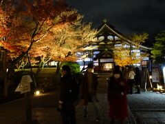 　高台寺に着いたら既に２０：００。紅葉のこの季節は何と２２：００まで拝観できます。