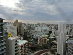 おはようございます。沖縄旅行2日目朝です。
明るくなったホテルからの景色。
那覇は都会です。