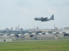 あとこれ。
残念ながらレアなものや戦闘機は見られず。
飛ばなくてもいいから離陸訓練とかしている戦闘機があれば面白かったのですがね。
旦那も残念そうです。