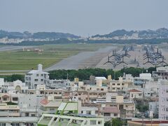 こんな感じに見えました。
もう夕方だからか、飛びそうな機体はなく、飛行機だかヘリコプターだかが綺麗に整列しています。
なんだかスターウォーズの帝国軍の宇宙船みたい…と思ったのは私だけでしょうか。