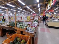 こんな感じで直売的な野菜やらがたくさん売られています。
以前ここで買ったカットマンゴーはべらぼーに美味しかったですが、今は時期ではないのでおいていませんでした。
代わりに激安のゴーヤーを数個と砂糖コーティングされていないドライパインとドライマンゴーを自宅用と義母用に購入。
めっちゃうまかったです。