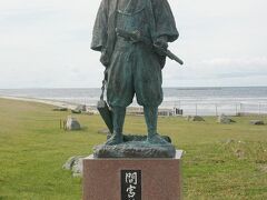 ●間宮林蔵像＠宗谷岬公園

そして、樺太が島であると発見した間宮林蔵氏の像が建っていました。
樺太と、大陸の間の海、「間宮海峡」と地図に名前を残した人です。
この当時の発見は、世界地図の空白を埋める偉業だったそうです。
諸外国では、「タタール海峡」と呼んでいます。